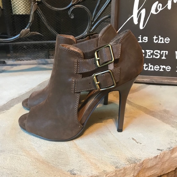 Chinese Laundry Shoes - 🎉HP🎉 NWOT Chinese Laundry Peep Toe Booties 7 1/2